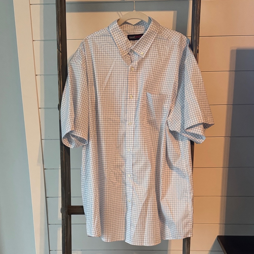Roundtree & Yorke Short-Sleeve Button-Down Shirt in Light Blue and White Geo